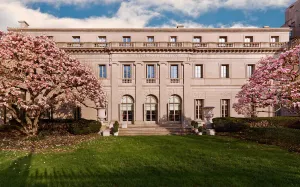 photo of Fifth Avenue Garden and Frick Collection building