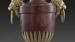 Red marble vase adorned with gilt-silver leaves and the heads of two lions with rings in their jaws