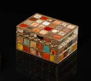rectangular snuffbox made of gemstones
