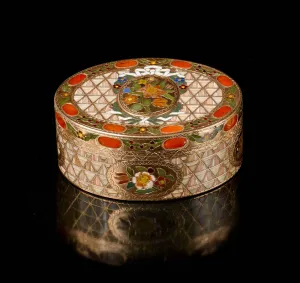 snuffbox with flowers in medallion